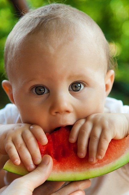 bebé alimentación cólicos en recién nacidos