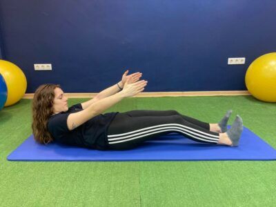 apoyando columna vertebral pilates para los dolores de espalda