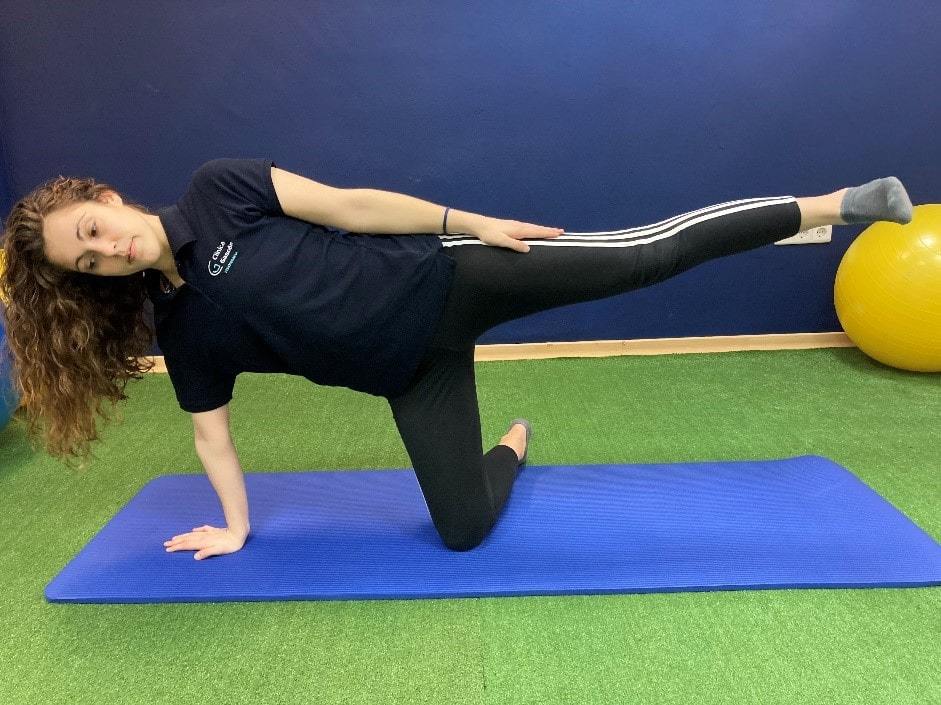 estirando_pierna_y_brazos-min estiramos bien la pierna recta