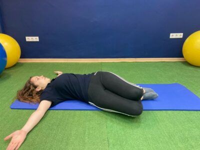 estriamiento lateral intermedio Dejamos caer las rodillas hacia el lateral para estirar la espalda