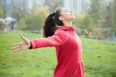 fisioterapia respiratoria mujer respirando al aire libre